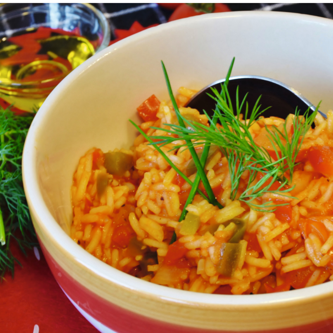 Djuvec-Reis mit Tomaten, roter Paprika und Paprikamark