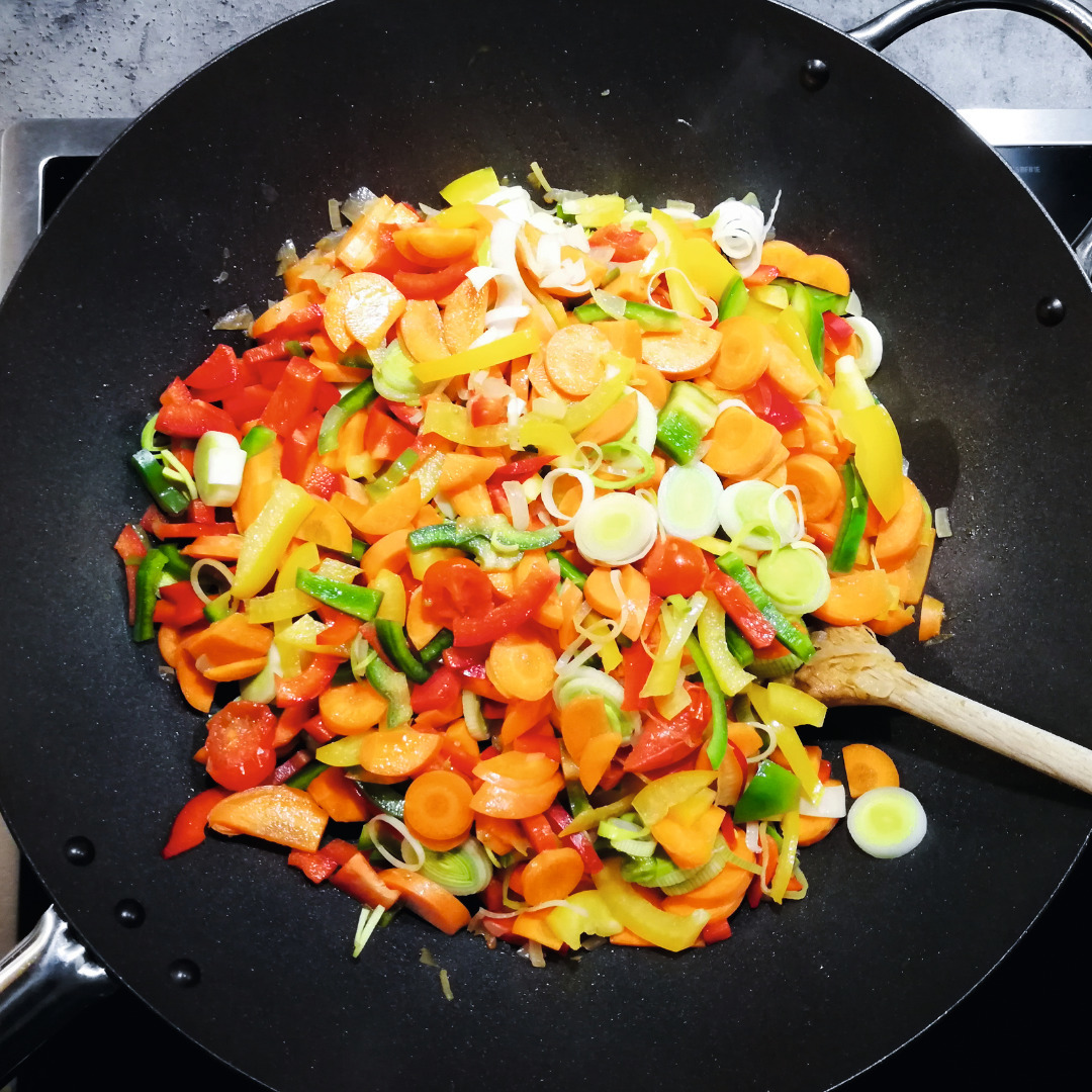 Wikgemüse mit Zitronengras, Pak Choi und knusprigem Tofu