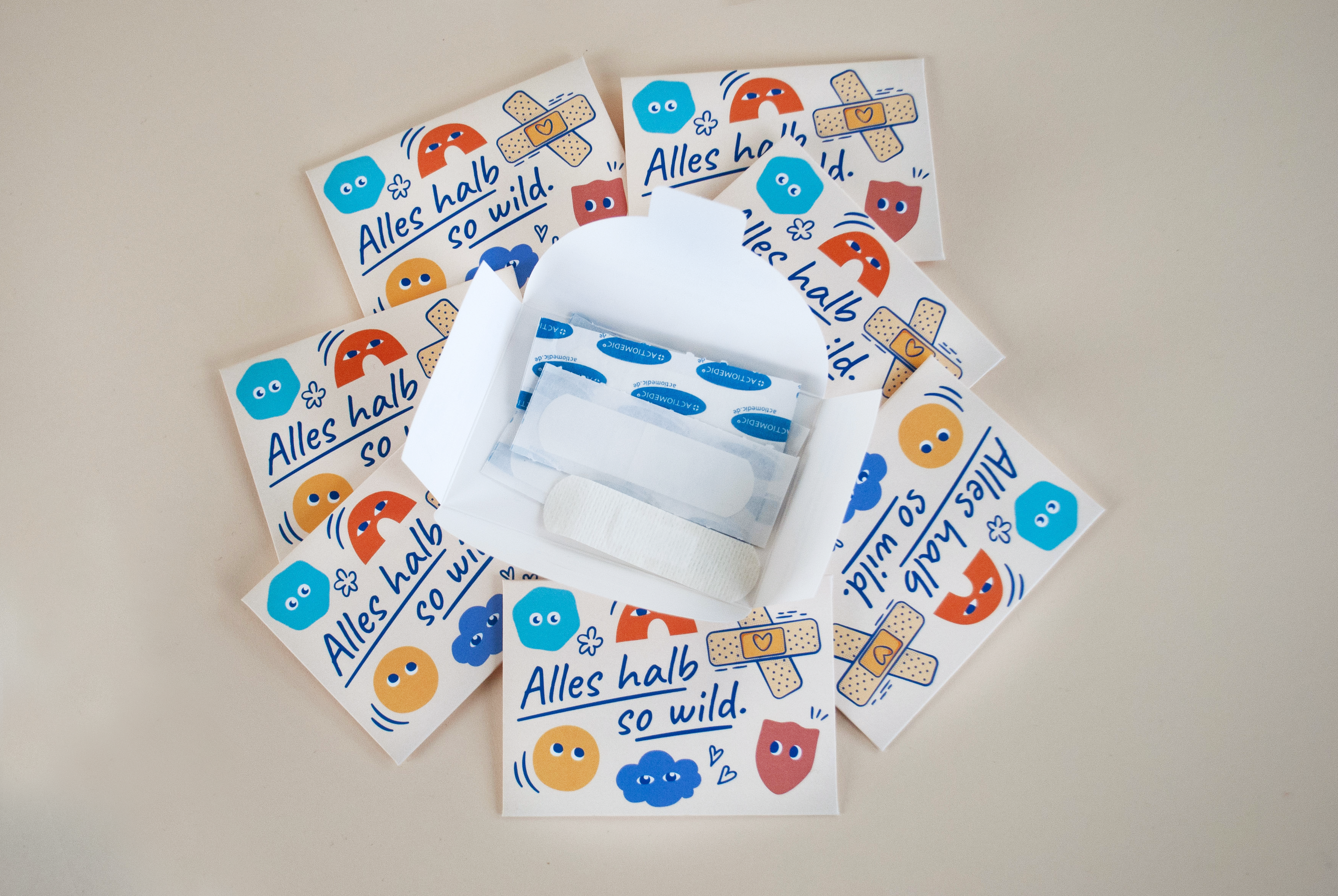 Pflasterhefte mit Aufschrift "Alles halb so wild"