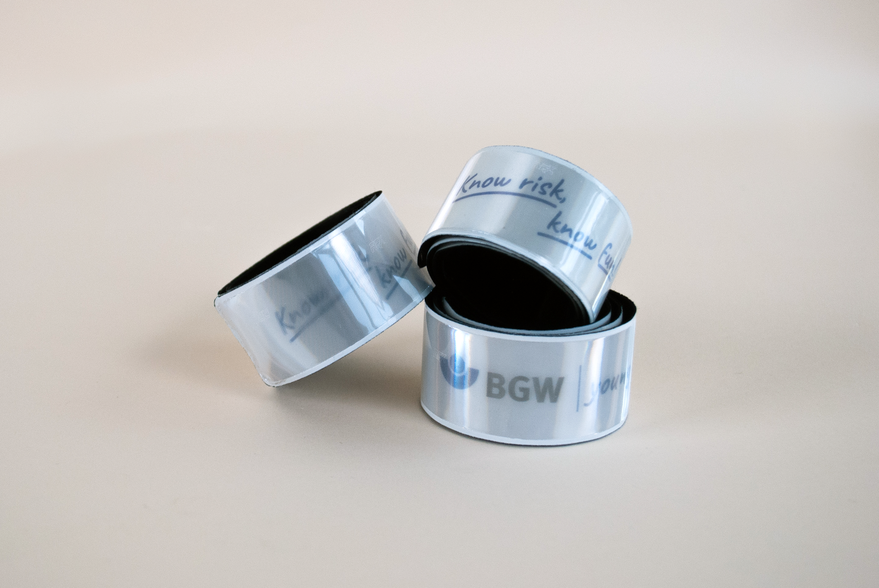 Reflektierende Schnapparmbänder mit BGW young Logo