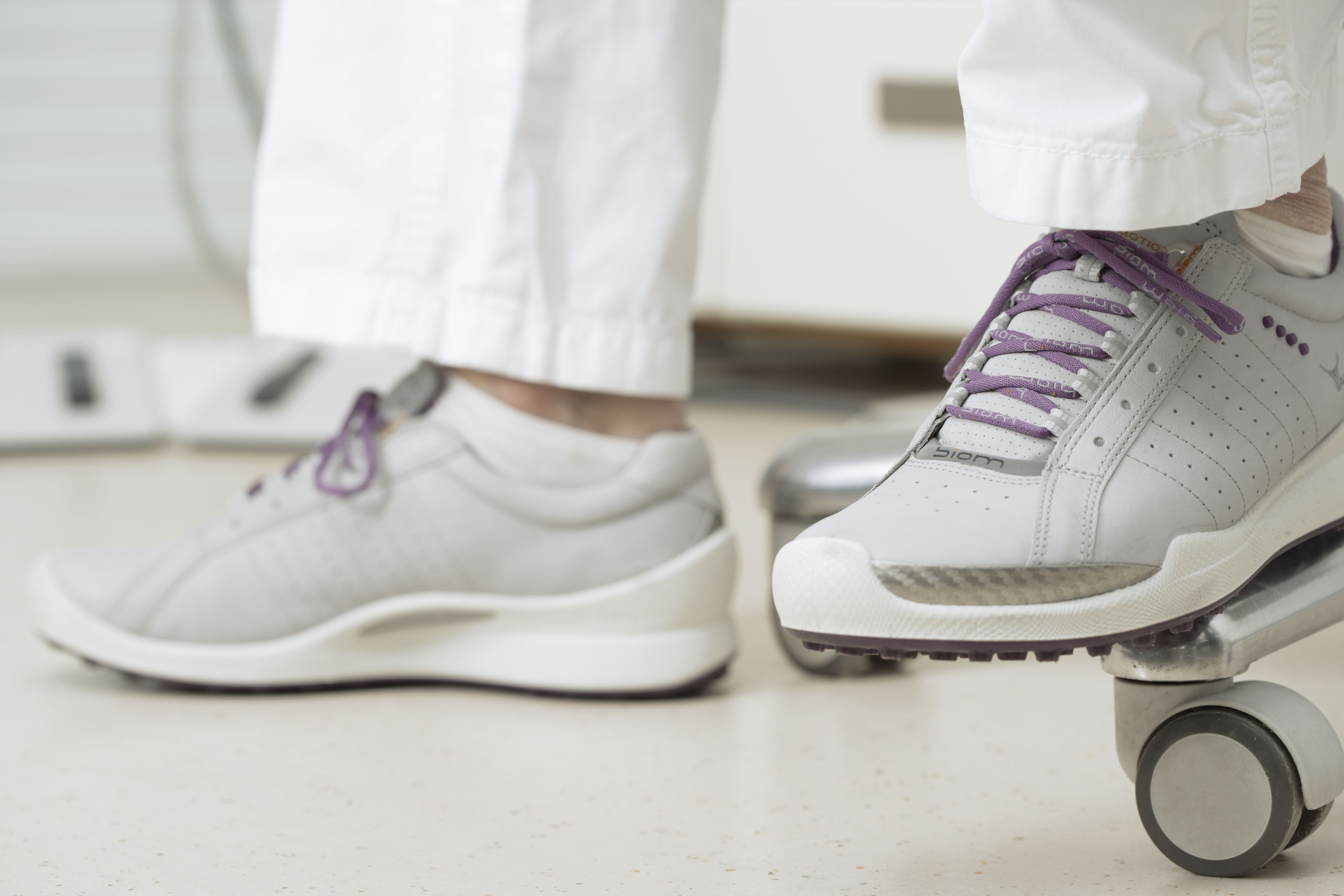 Geeignete Arbeitsschuhe Füße in klassischen Sneaker-Schuhen