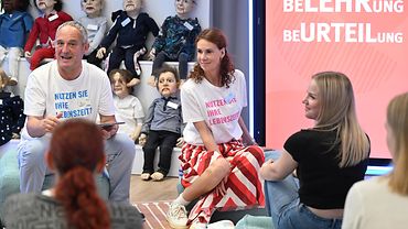Guides zwei Guides in Gesprächen mit Teilnehmerinnen