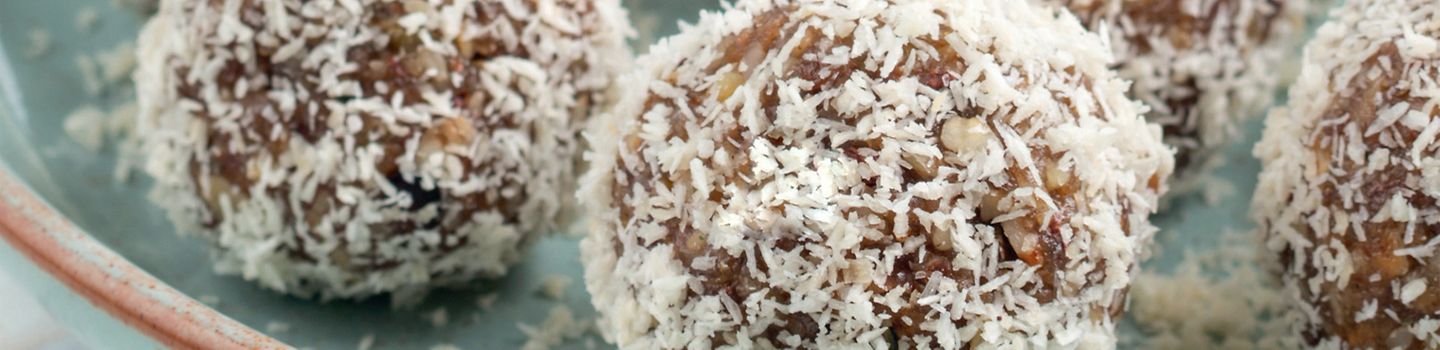 Energy Balls auf einem Teller
