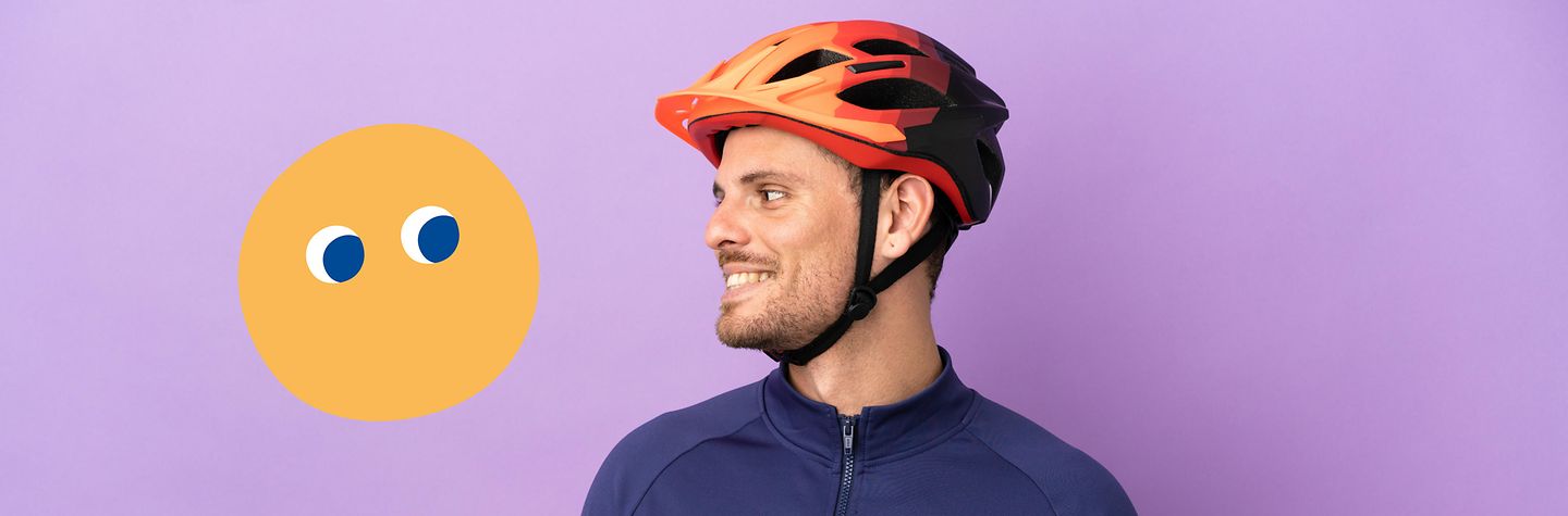 Junger Radfahrer mit Helm und Mobi Junger Radfahrer trägt einem roten Helm und steht vor einem lilanen Hintergrund. Er blick nach links und schaut Mobi, einen gelben Kreis mir blauen Augen, an.