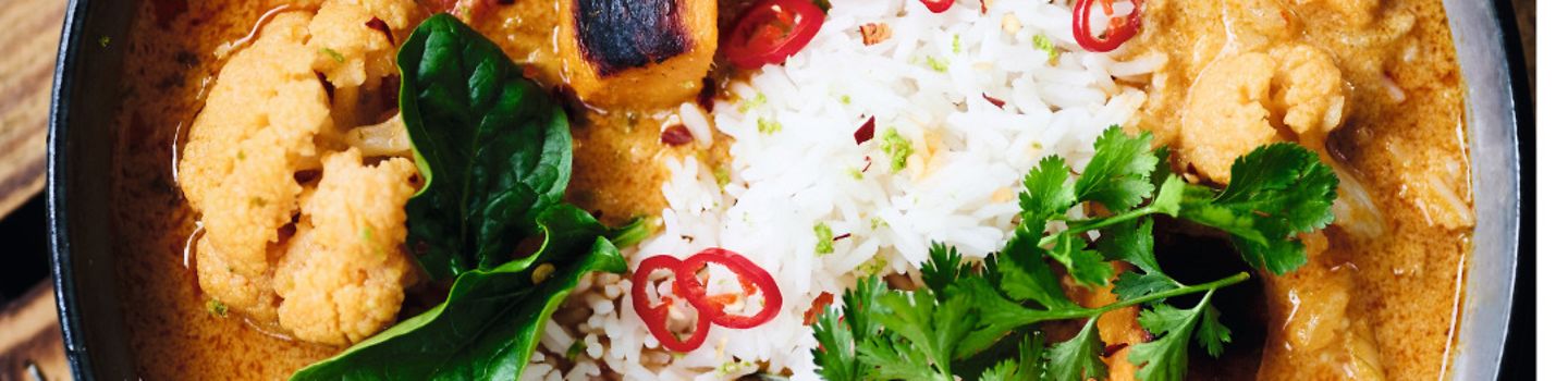 Blumenkohl-Kartoffel-Curry mit Kichererbsen und Erdnüssen