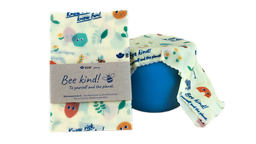 Bienewachstuch einzeln und eine mit Bienenwachstuch abgedeckte Dose