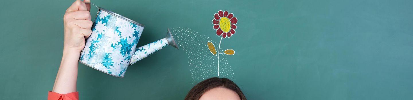 Klarheit im Kopf Frau gießt sich Wasser auf den Kopf, aus dem eine Blume wächst