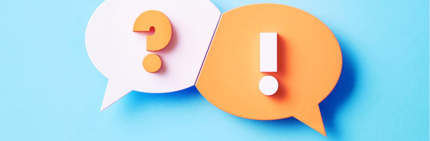 FAQ Zwei Sprechblasen: eine mit einem Fragezeichen, die andere mit einem Ausrufezeichen
