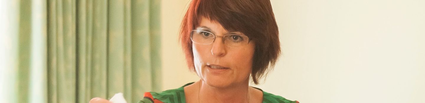 Alexandra Morch-Röder Alexandra Morch-Röder hält bei einem Workshop einen Handschuh hoch und erklärt seine Vorteile