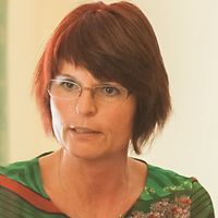 Alexandra Morch-Röder Alexandra Morch-Röder hält bei einem Workshop einen Handschuh hoch und erklärt seine Vorteile