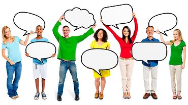 Sieben Personen halten leere Sprechblasen in den Händen.